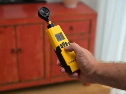 Schadstoffe in Wohnräumen Die Ursachen für belastete Raumluft sind vielfältig. In älteren Gebäuden findet man häufig Asbest in Baustoffen oder schwermetallhaltige Anstriche, etwa mit Blei. Möbel, Holzwerkstoffe und Fußbodenbeläge können über lange Zeiträume Formaldehyd ausdünsten. Farben, Lacke, Kleber und Kunststoffe enthalten oft Lösungsmittel oder Weichmacher, die die Innenraumluft belasten. Hinzu kommen Biozide aus früher eingesetzten Holzschutzmitteln. Als Baubiologe helfe ich Ihnen, diese Schadstoffe zu erkennen. Mit professionellen Messungen vor Ort und der Analyse entnommener Proben in akkreditierten Laboren kann genau bestimmt werden, welche Stoffe vorhanden sind und in welchem Ausmaß. Auf Basis dieser Ergebnisse erstelle ich einen verständlichen Bericht und gebe praxisnahe Empfehlungen, wie Sie die Belastung reduzieren können. Dabei erhalten Sie konkrete Hinweise für kleine Verbesserungen, größere Sanierungen oder auch für die Bewertung eines Immobilienkaufs.