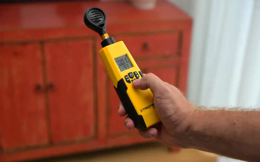 Schadstoffe in Wohnräumen Die Ursachen für belastete Raumluft sind vielfältig. In älteren Gebäuden findet man häufig Asbest in Baustoffen oder schwermetallhaltige Anstriche, etwa mit Blei. Möbel, Holzwerkstoffe und Fußbodenbeläge können über lange Zeiträume Formaldehyd ausdünsten. Farben, Lacke, Kleber und Kunststoffe enthalten oft Lösungsmittel oder Weichmacher, die die Innenraumluft belasten. Hinzu kommen Biozide aus früher eingesetzten Holzschutzmitteln. Als Baubiologe helfe ich Ihnen, diese Schadstoffe zu erkennen. Mit professionellen Messungen vor Ort und der Analyse entnommener Proben in akkreditierten Laboren kann genau bestimmt werden, welche Stoffe vorhanden sind und in welchem Ausmaß. Auf Basis dieser Ergebnisse erstelle ich einen verständlichen Bericht und gebe praxisnahe Empfehlungen, wie Sie die Belastung reduzieren können. Dabei erhalten Sie konkrete Hinweise für kleine Verbesserungen, größere Sanierungen oder auch für die Bewertung eines Immobilienkaufs.