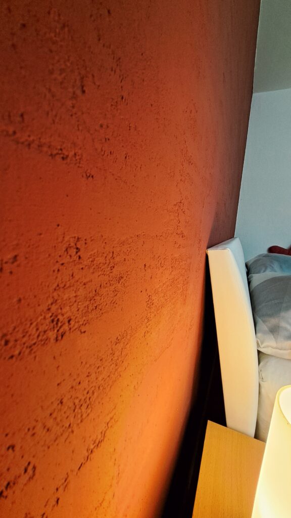 Kalkputz rot gestrichen