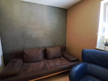 Eine Zimmerwand mit Lehmputz