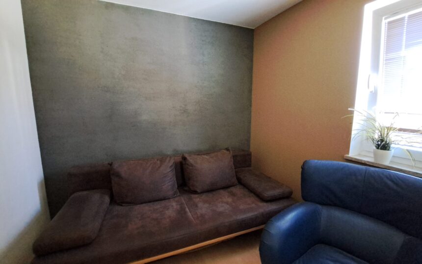 Eine Zimmerwand mit Lehmputz